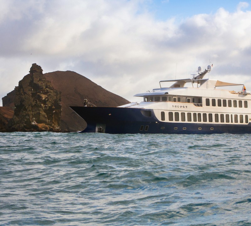 galapagos island yacht tours